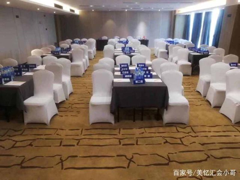 开封中州华悦国际饭店，这座集商务与休闲于一体的现代化酒店，以其无微不至的服务和舒适宜人的环境吸引了众多宾客。今天，我们就来盘点一下这家酒店的亮点，帮助您在下榻选择时做出明智决策。